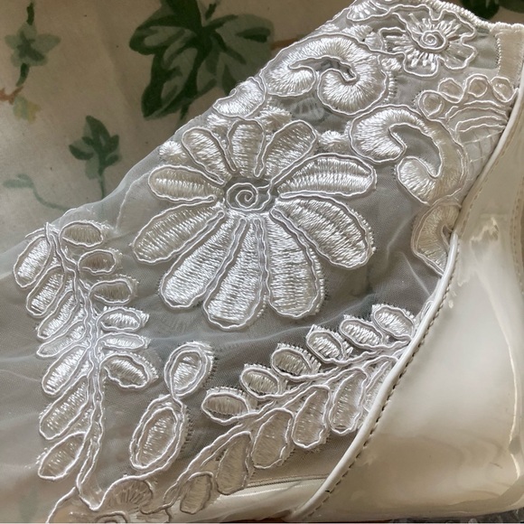 Vintage style white mesh floral print boot heels (3 in.) - Picture 7 of 9